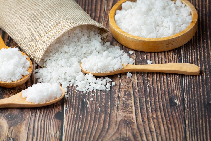 salt-wooden-small-plate.jpg Крупная поваренная соль на деревянном столе