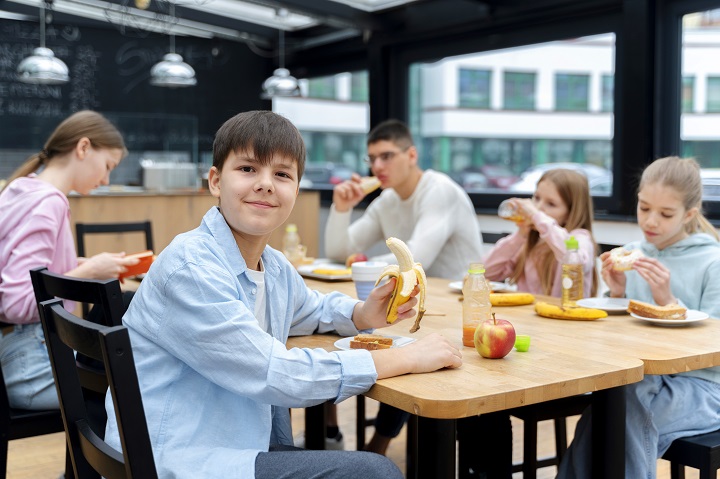 students-having-lunch-canteen.jpg Старшеклассники обедают в школьной столовой