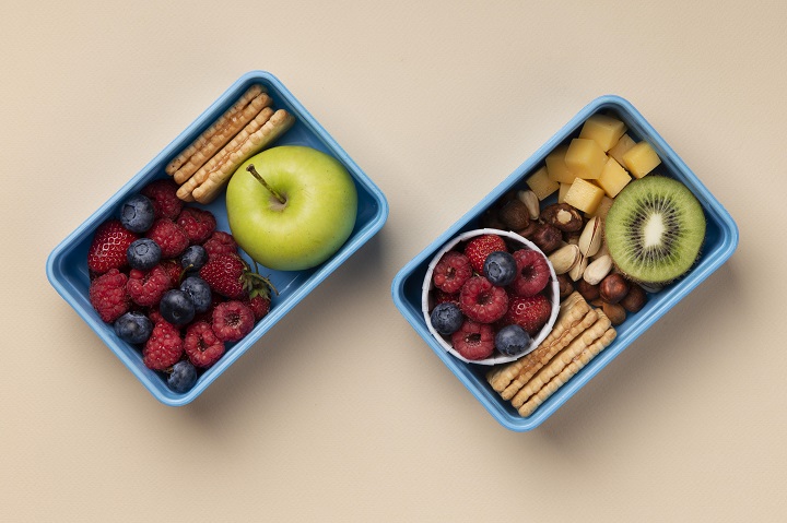 top-view-lunch-boxes-assortment.jpg Варианты ланча со свежими фруктами, ягодами и орехами
