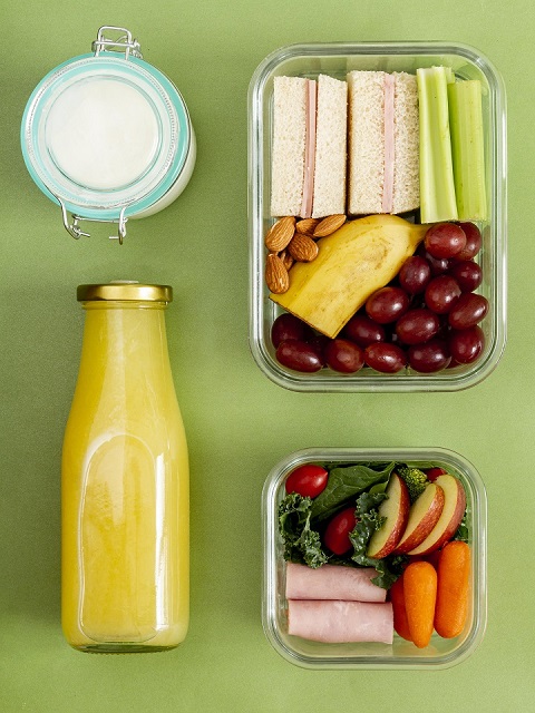 top-view-packed-food-juice-bottle.jpg Вариант школьного ланча
