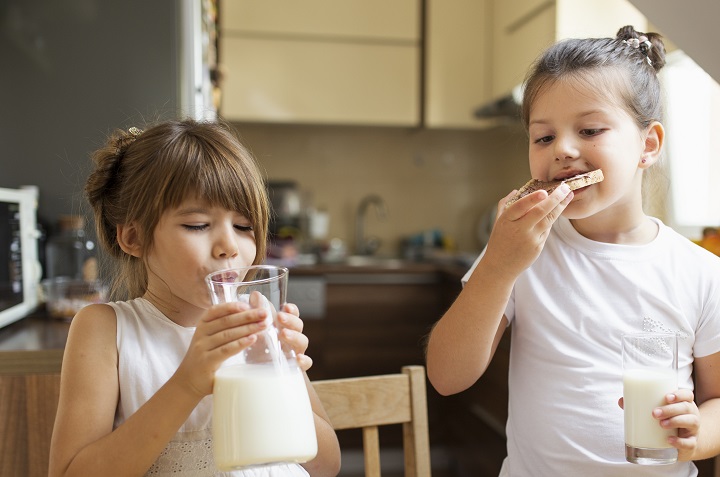 two-little-girls-having-breakfast.jpg Две девочки пьют молоко
