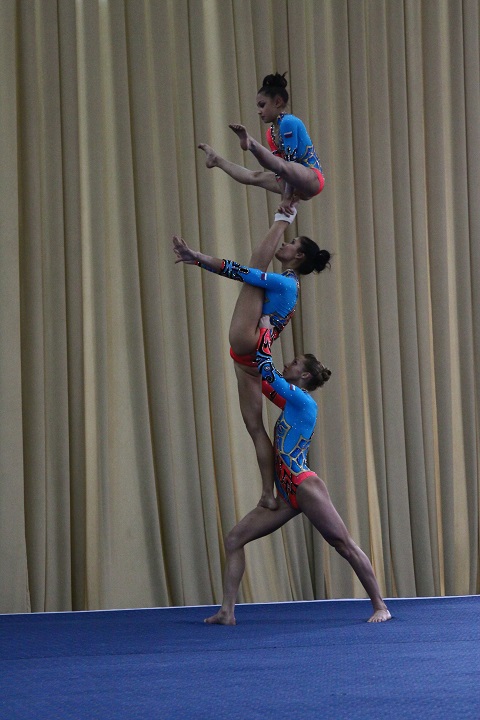 Спортивная акробатика_1.JPG Спортивные акробатки выступают в тройке