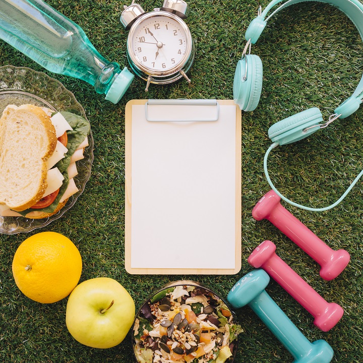 clipboard-fitness-objects.jpg Предметы и продукты, иллюстрирующие здоровый образ жизни