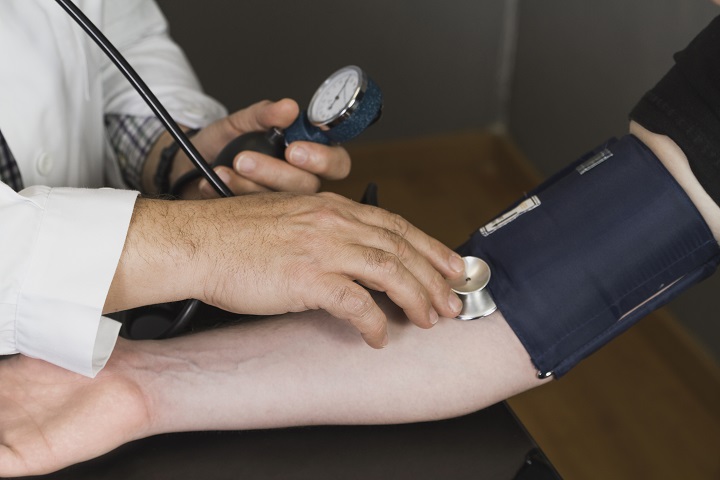 doctor-checking-blood-pressure.jpg Доктор измерят артериальное давление пациенту