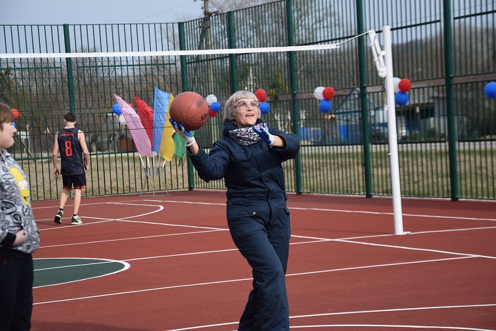 DSC_0216.JPG Пожилая женщина бросает баскетбольный мяч