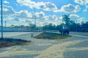 Благоустройство зеленой зоны со скейт-площадкой завершают в Тихорецком районе