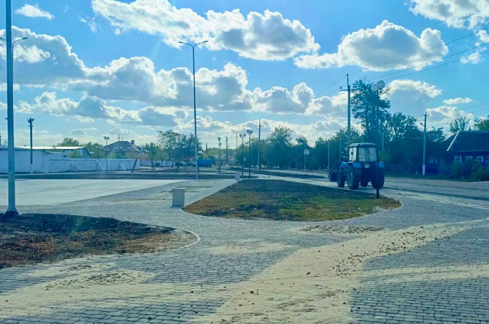 Благоустройство зеленой зоны со скейт-площадкой завершают в Тихорецком районе