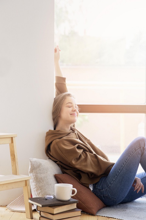 front-view-smiling-woman-home.jpg Девушка наслаждается выходным днем дома