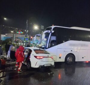 В аварии с такси и пассажирским автобусом в Сириусе пострадали люди