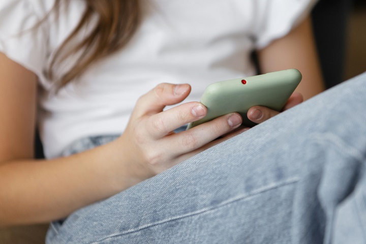little-girl-holding-smartphone.jpg Девушка держит в руках смартфон
