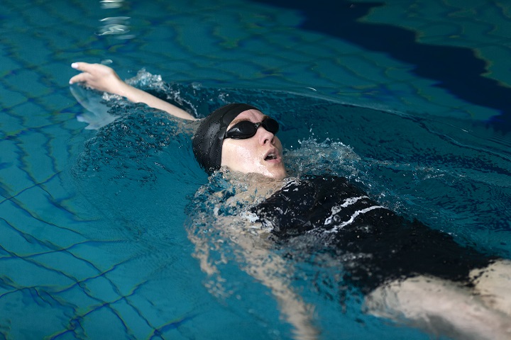 medium-shot-athlete-swimming.jpg Девушка плавает в бассейне