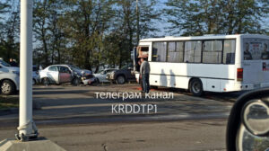 Маршрутка влетела в легковушку в Краснодаре, есть пострадавший
