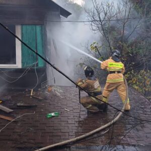 Пенсионера с ожогами доставили в больницу Сочи после пожара в бараке