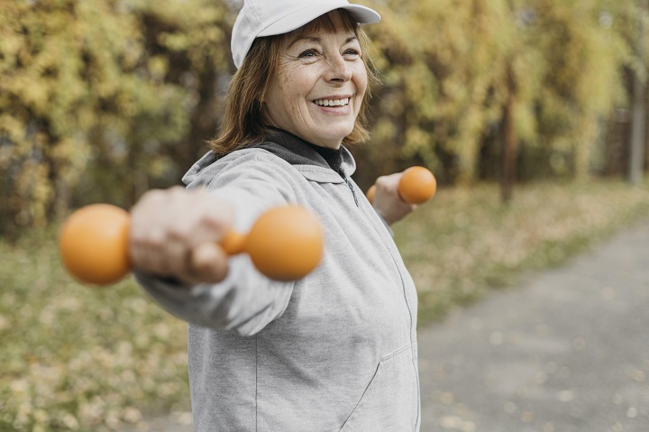 smiley-elderly-woman-working-out-with-weights-outdoors.jpg Пожилая женщина занимается с гантелями на свежем воздухе