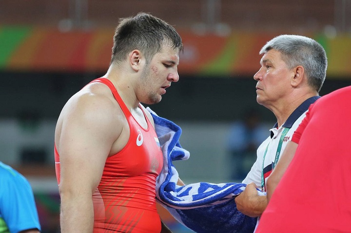 Спортивная борьба.jpg Тренер по спортивной борьбе с воспитанником