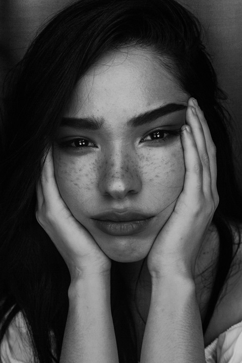 zulmaury-saavedra--Keh6vLM7w0-unsplash.jpg Портрет молодой девушки с веснушками
