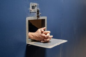 К 7-летней девочке в Краснодаре приставал сосед с конфетами и темным прошлым