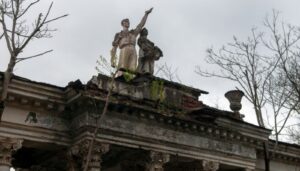 Вопрос с ремонтом колоннады в Чистяковской роще Краснодара сдвинулся с мертвой точки