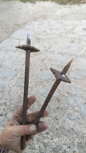 Врытые в землю штыри лопают колеса рыбаков в Краснодарском крае