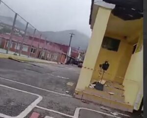 Козырек над крыльцом школы №18 обрушился в Новороссийске