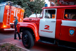 Полиция Краснодара разыскивает поджигателя Porsche во дворе многоэтажки на ул. Душистой