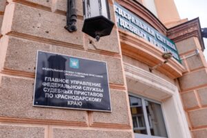Автоледи едва не лишилась подаренной «бэхи» из-за накопленных штрафов на Кубани
