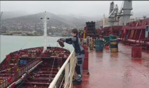 Разлив нефтепродуктов с иностранного судна произошел в морском порту Новороссийска