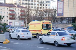 Женщина с пассажиром-ребенком на электросамокате сбила школьницу и скрылась с места аварии