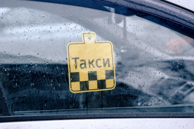 Краснодарские таксисты взвинтили цены из-за провала грунта на улице Московской