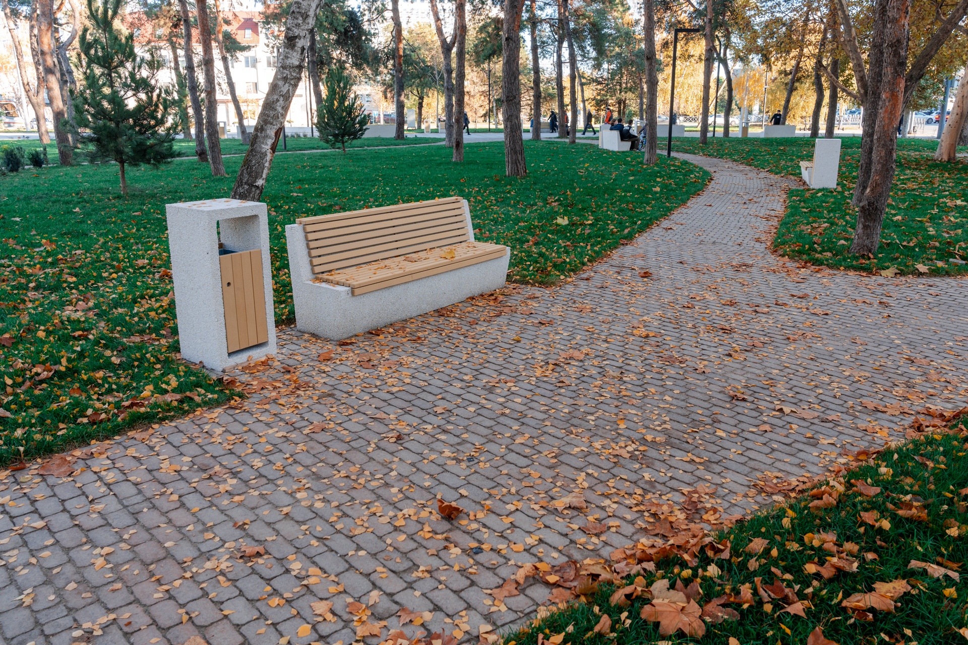Почти готово: фотопрогулка по обновленному скверу имени Гатова в Краснодаре