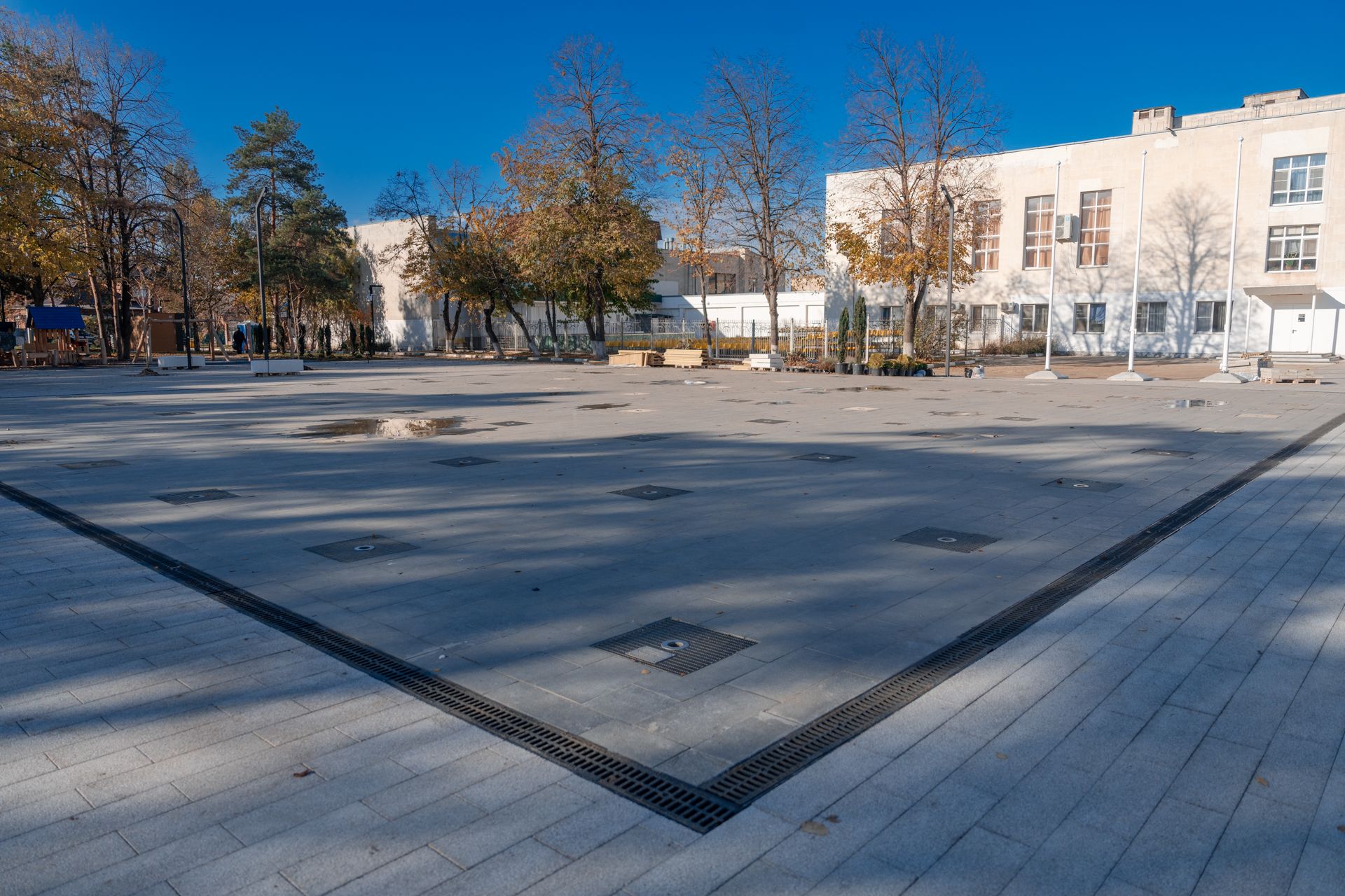 Почти готово: фотопрогулка по обновленному скверу имени Гатова в Краснодаре