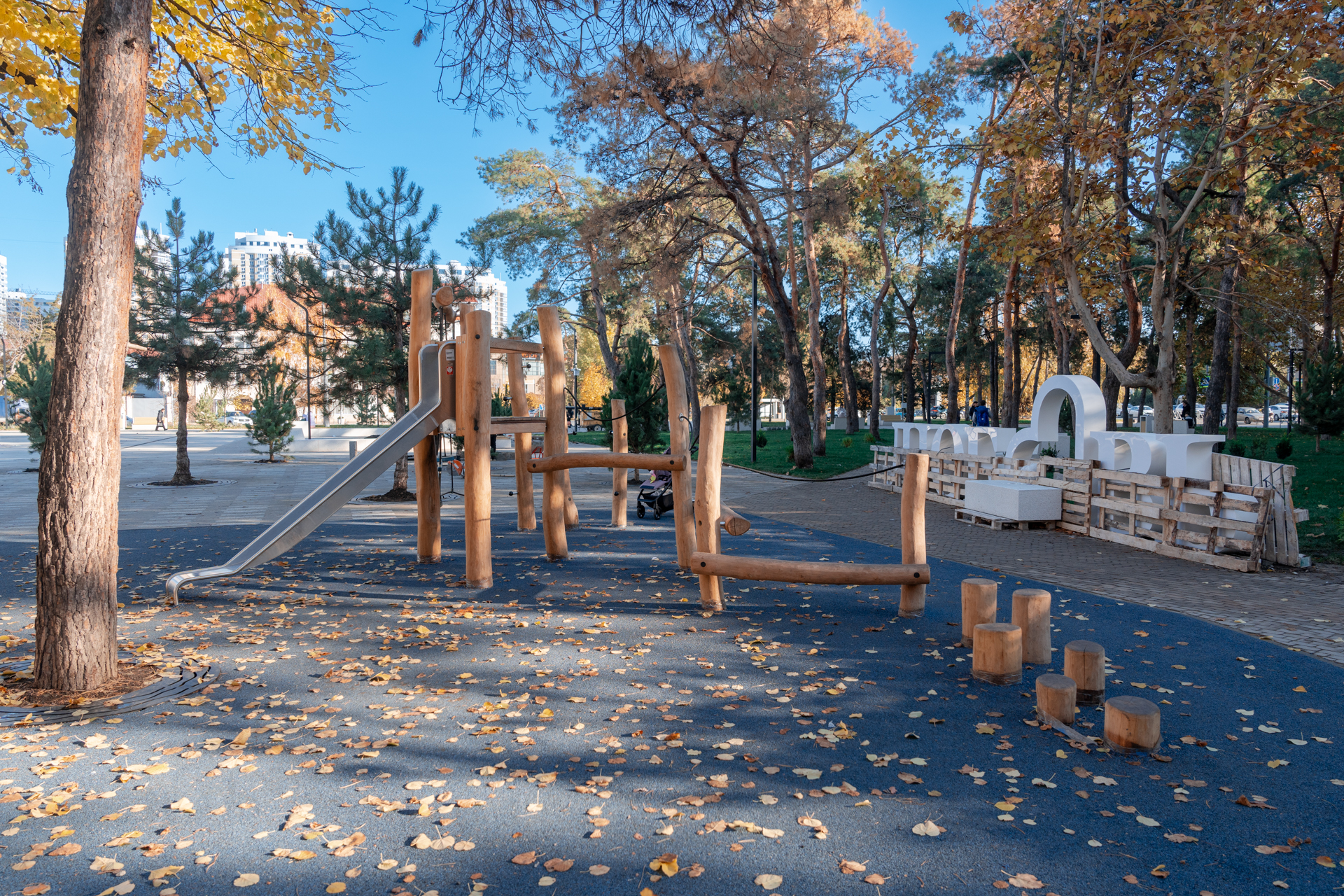Почти готово: фотопрогулка по обновленному скверу имени Гатова в Краснодаре