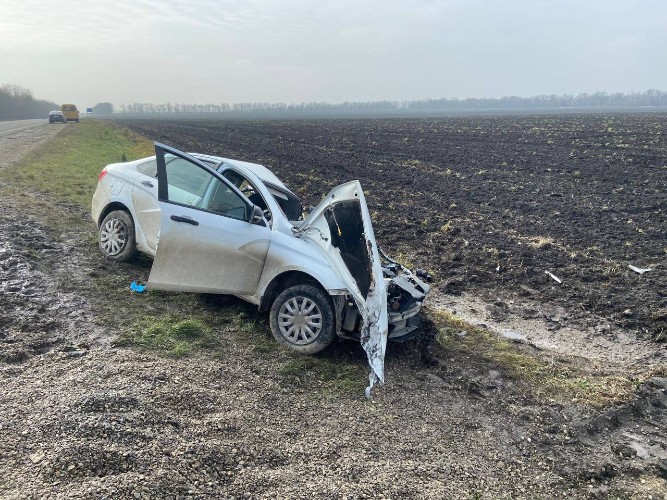 Водитель и пассажирка Lada Vesta погибли в лобовом ДТП на Кубани