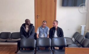Участников гонки со стрельбой и тараном патрульных машин в Краснодаре доставили в суд