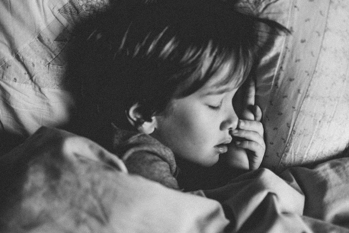 annie-spratt-Y9QnUrj-gus-unsplash.jpg Маленький мальчик спит в кровати