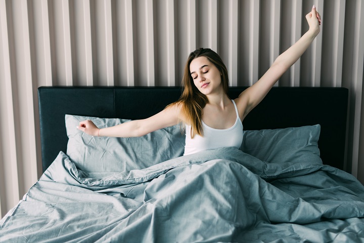 beautiful-young-girl-lying-bed.jpg Красивая девушка потягивается, сидя в кровати