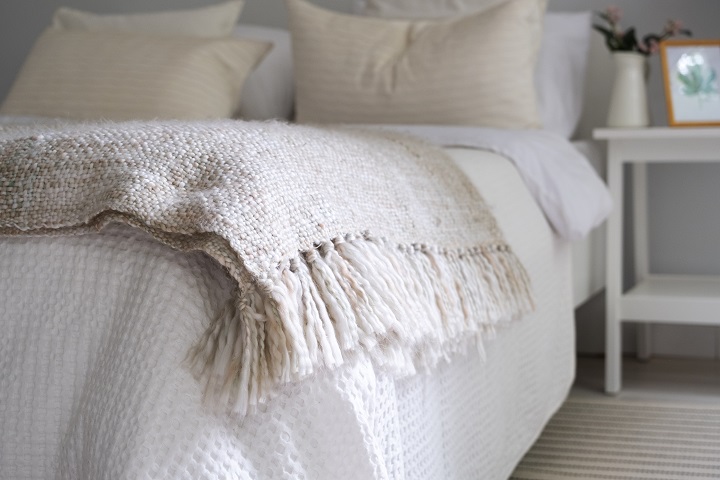 bed-arrangement-with-fresh-sheets.jpg Кровать с постельным бельем и пледом