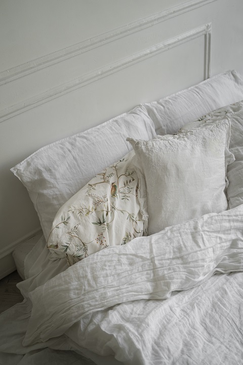 bed-arrangements-still-life.jpg Не заправленная кровать с постельным бельем