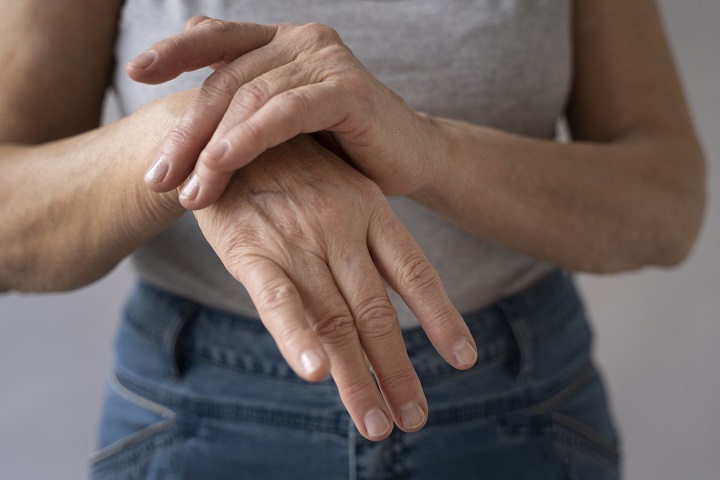 elegant-hands-old-woman.jpg Руки пожилой женщины, страдающей артритом