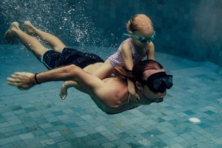 father-daughter-swimming-together-pool.jpg Папа и дочка плавают в бассейне