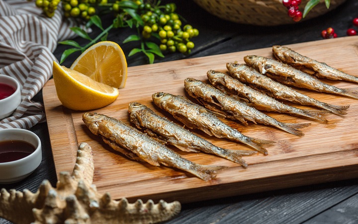 fried-fishes-set-wooden-board.jpg Жареная мелкая рыба на деревянной доске