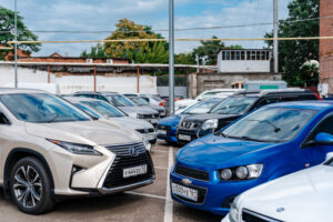 Житель Кубани 10 раз пытался угнать машины из автосалона, но так и не смог