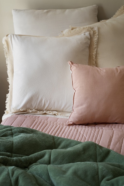 high-angle-cozy-bed-arrangement.jpg Кровать с постельным бельем цвета лосося