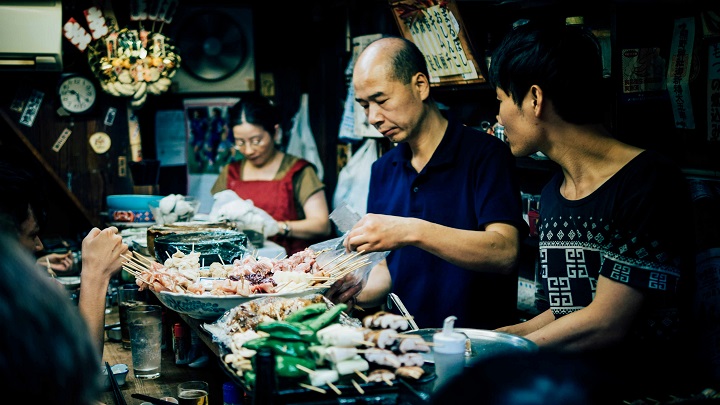 lan-pham-KhUCBmQKl-Q-unsplash.jpg Люди едят морепродукты и рыбу