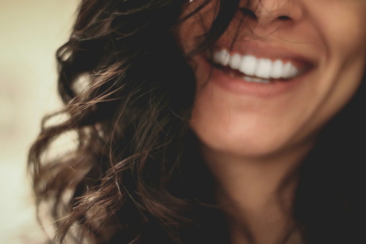 lesly-juarez-1AhGNGKuhR0-unsplash.jpg Лицо красивой белозубой молодой женщины крупным планом