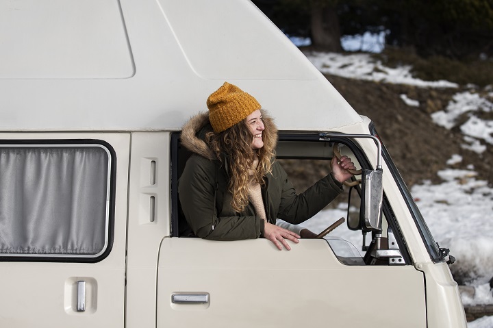 medium-shot-smiley-woman-campervan.jpg Улыбающаяся девушка путешествует в автодоме зимой