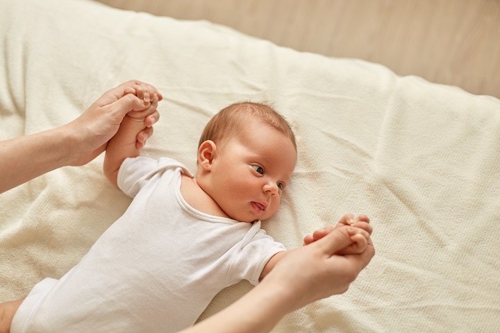 MOTHER~1.JPG Мама делает зарядку новорожденному ребенку