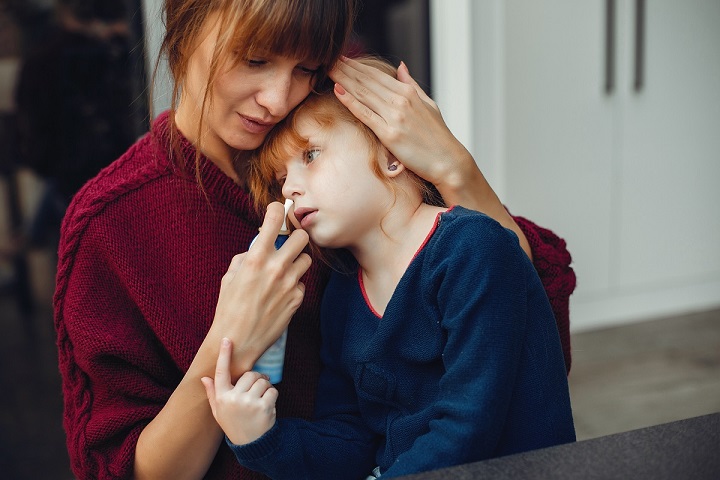 mother-treats-her-daughter-home.jpg Мама закапывает нос дочке