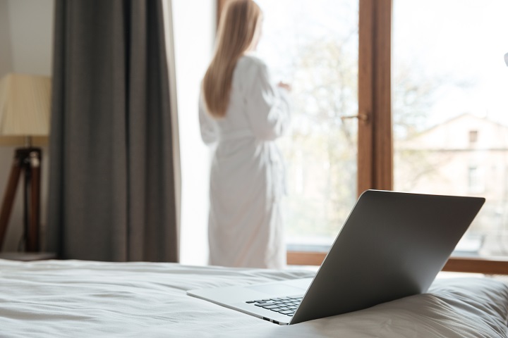 open-laptop-bed.jpg Девушка стоит у окна в гостиничном номере