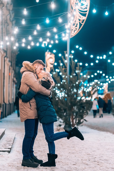 outdoor-close-up-portrait-young-beautiful-couple-posing-street.jpg Влюбленная пара встречает Новый год на улице